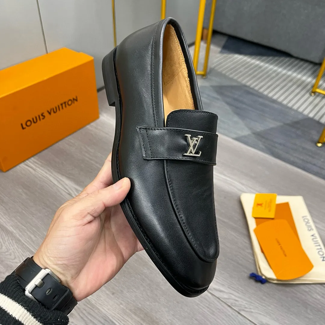 Factory price: 520💰-(LV) men’s formal leather shoes! Genuine molded horsebit, a classic must-have for your shoe cabinet! The feet are particularly delicate! This Gucci original version is a set last, and we are consistent with the counter! Therefore, it is more comfortable in terms of last shape and comfort! Take it to the counter and compare at will! Good shoes are more than just what they make! But grasp the essence from the inside out! Material: Imported first-layer cowhide! Genuine leather outsole imported from Italy, size: 39-44 (38/45 customized, non-refundable)